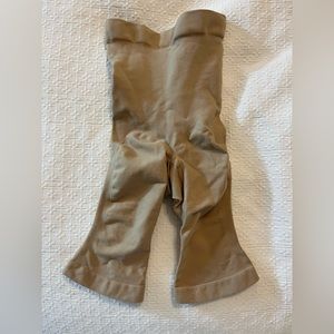 NWOT skims sculpting short above knee with open gusset